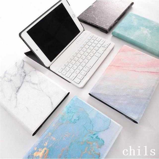 柄物としては珍しく取り外し可能なキーボードがセットになった保護カバーです。キーボード付きケースでもオシャレなマーブル柄で個性を出したい方にお勧めです。キーボードはマグネット分離式。カバーとキーボードは
